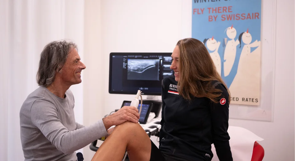 Ultraschalluntersuchung am Knie einer Athletin