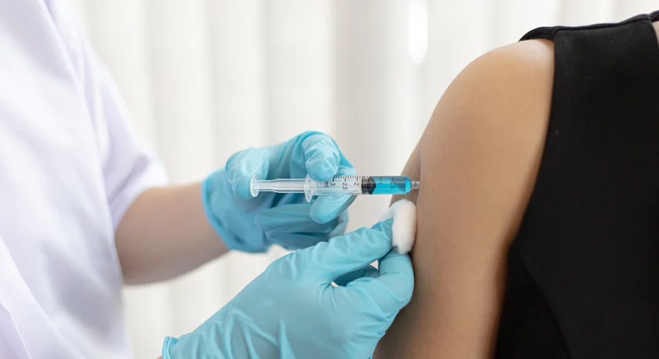 Injektion in den Oberarm bei der Proliferationstherapie